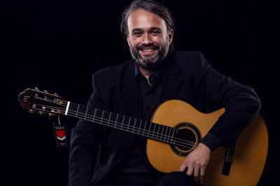 指尖流淌的诗篇 吉他产品人像摄影中的极简主义美学